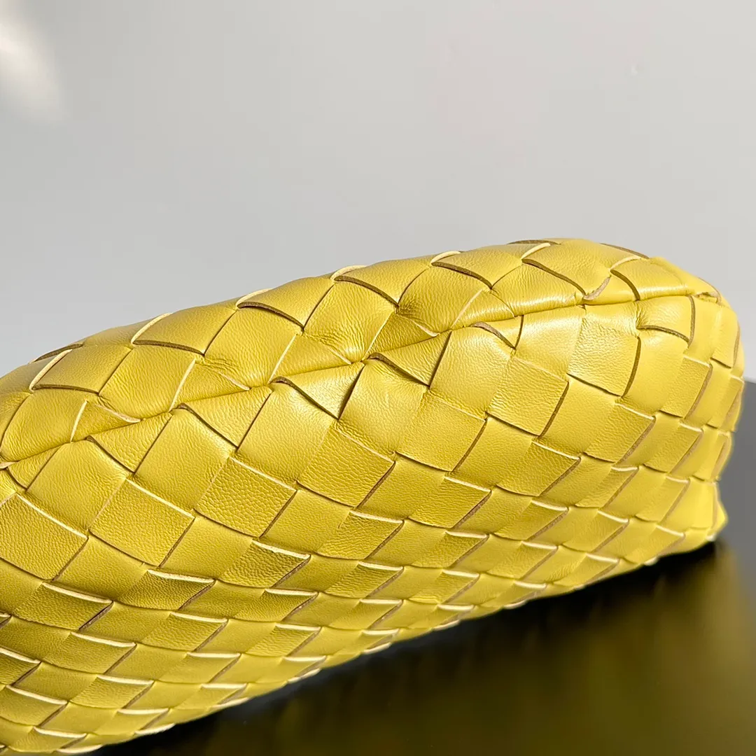 Batch 1120 Bottega veneta͙.——The latest braided and knotted hobo🔥 The top-grade lambskin leather is very soft, the bag shape is unique, practical and durable. It retains the traditional weaving elements while being a bit more flamboyant ~ Made of hand-woven sheepskin, zipper opening and closing, curved seamless structure, effortless to match. Highly recommended⚠️⚠️⚠️ The highest-end in the market🌈 Welcome to compare [Factory equipped with full package] size: 23x15x5cm.   Model: 651876